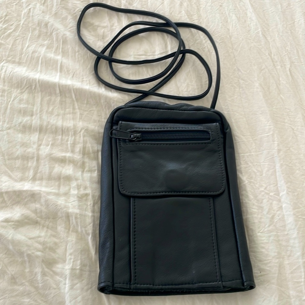 D’ONOFRIO BLACK LEATHER CROSSBODY TRAVEL PHONE SLIDE OUT PULL